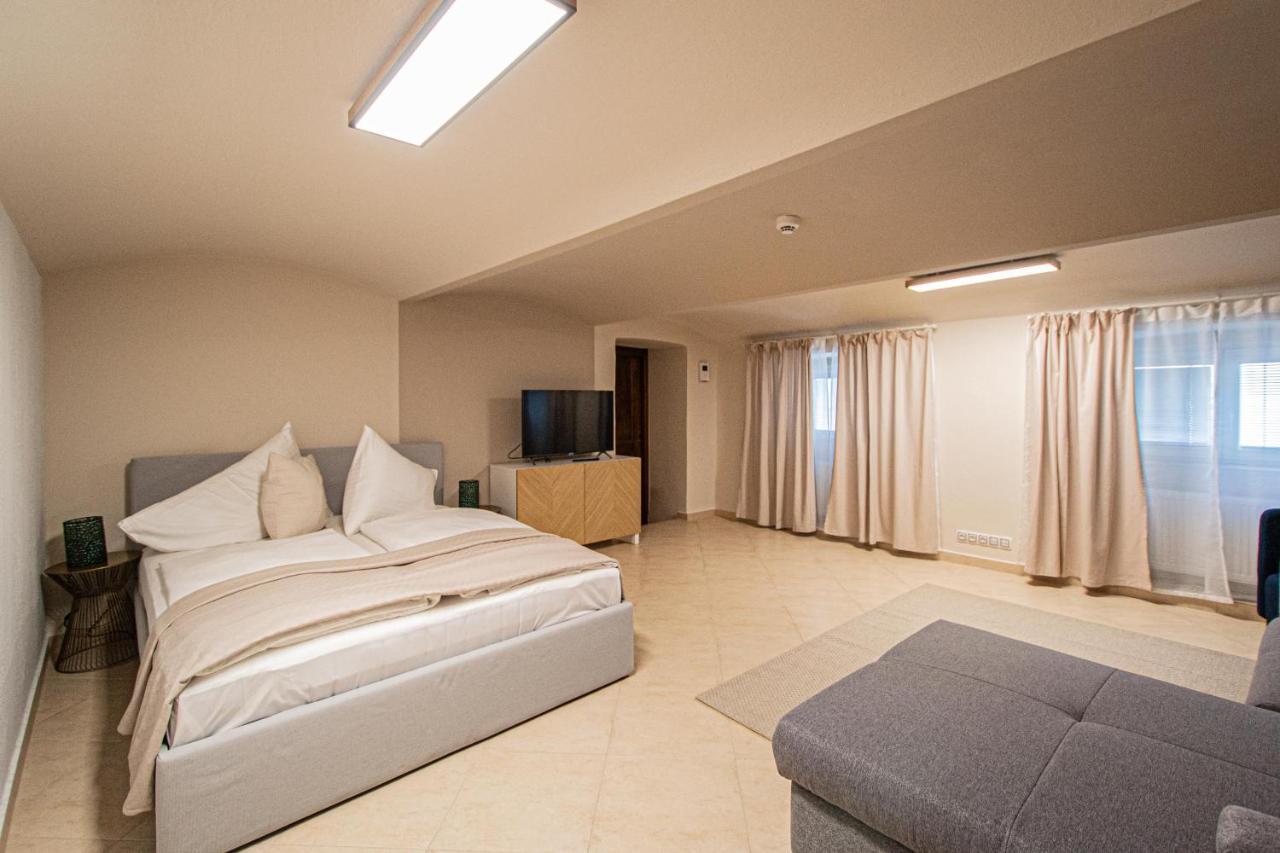 Modern And Spacious Apartments In City Center Praga Exterior foto